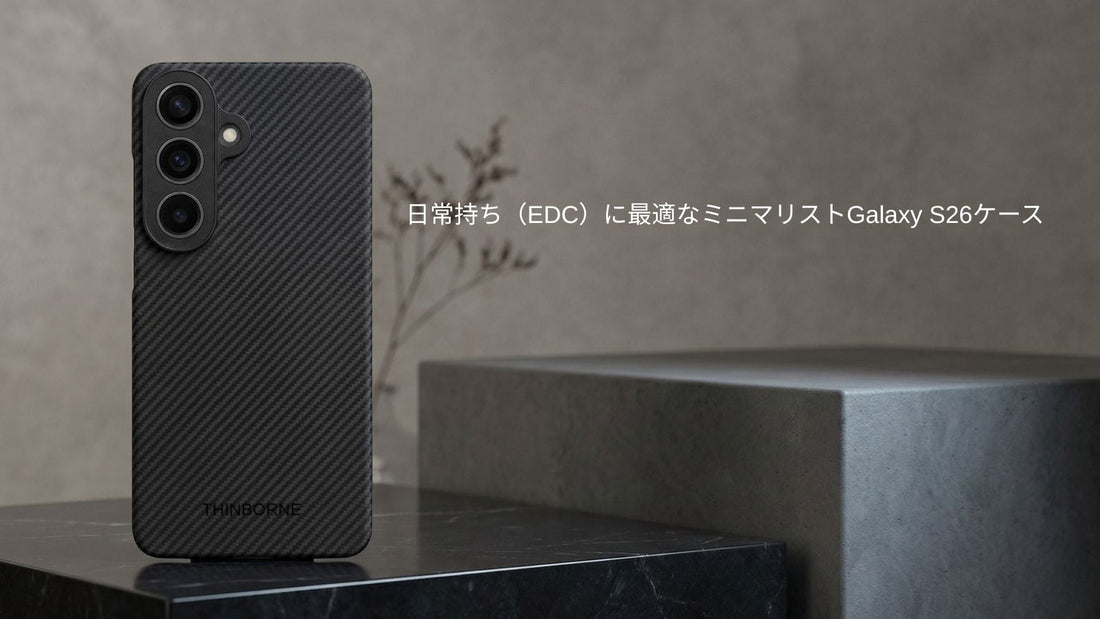 大理石風の台の上に置かれたThinBorne Galaxy S26ケース