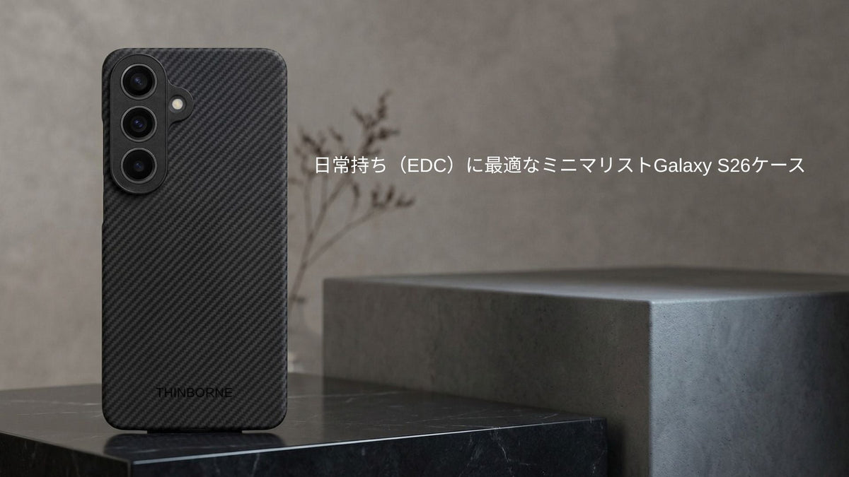 大理石風の台の上に置かれたThinBorne Galaxy S26ケース