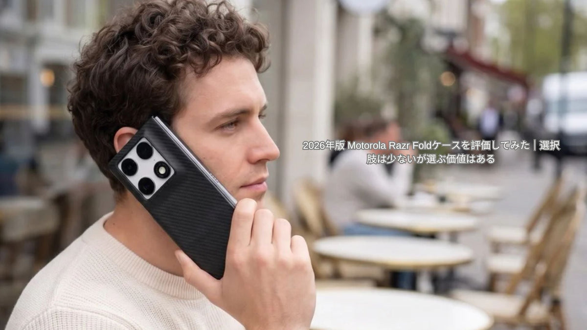 ThinBorne製Motorola Razr Foldケースを持つ男性 