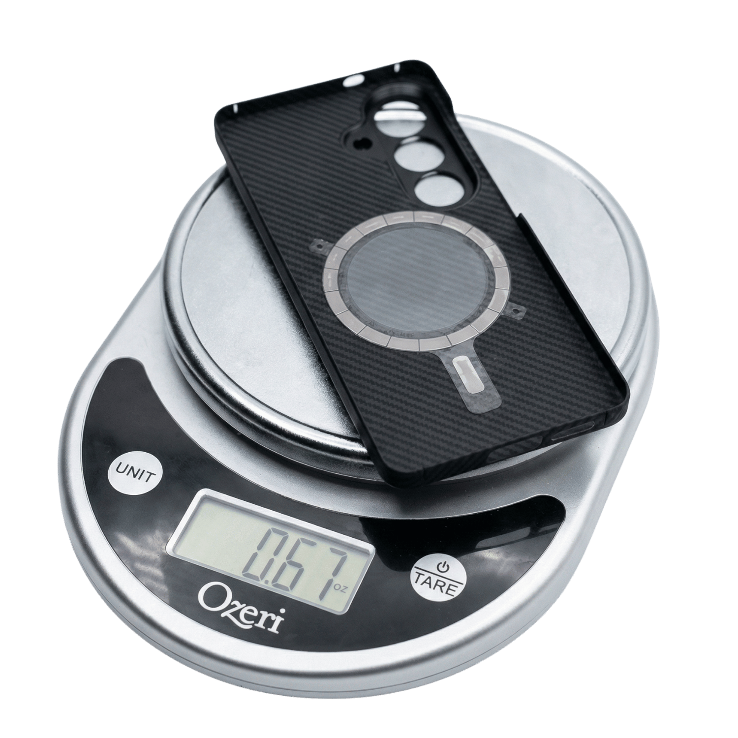 キッチンスケールに載せられたGalaxy S26 超薄型ケース。0.67オンス（約19g）という驚異的な軽さを示している。