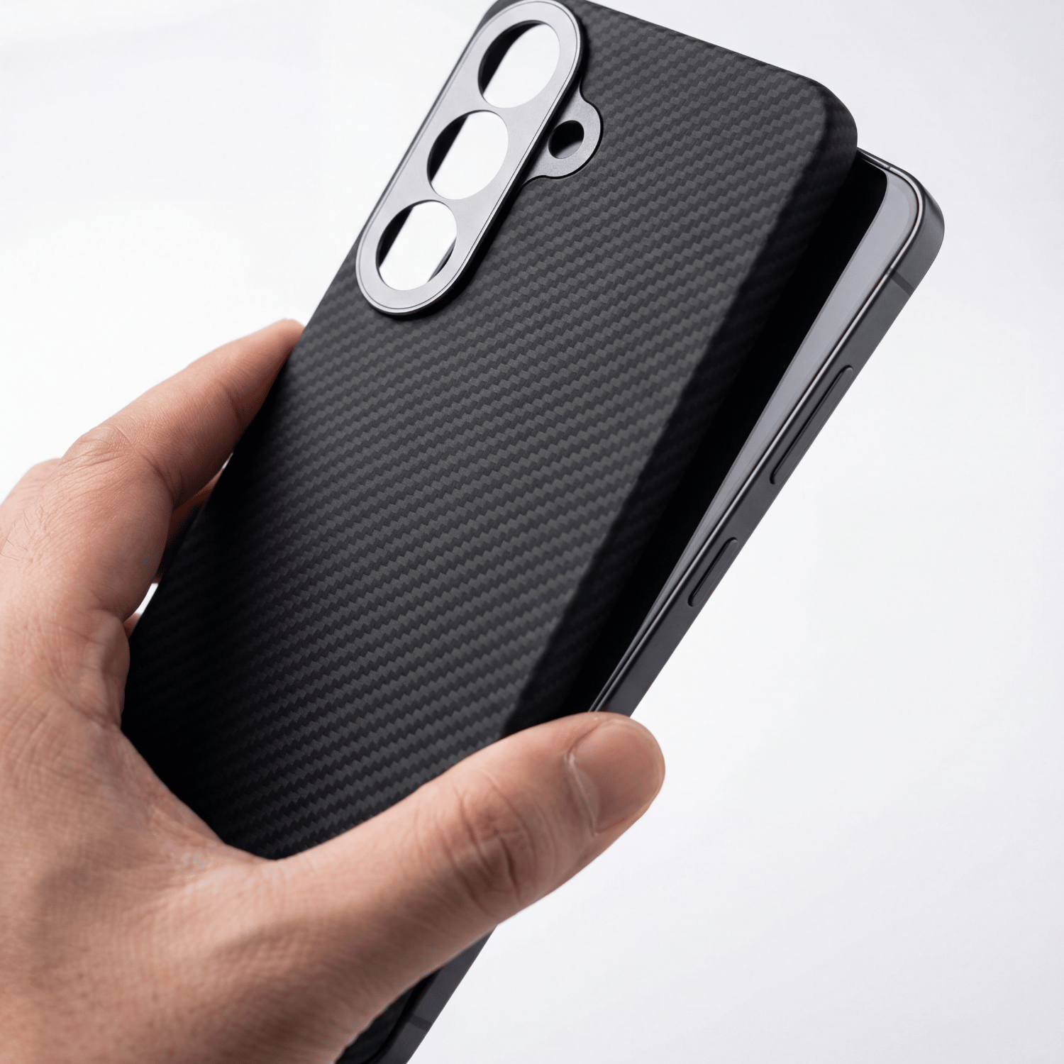 手元で装着している瞬間のGalaxy S26 超薄型ケース。柔軟かつ丈夫な素材で、スマートフォンにぴったりとフィット。