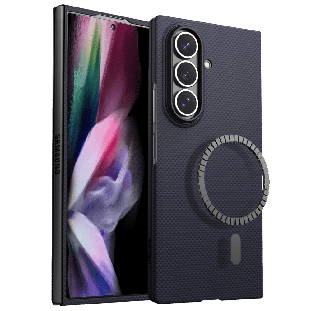 代替テキスト: マグネット対応の赤色 Galaxy Z Fold 7 ケース。カメラ保護性能とスリムなフィット感を強調した斜めからの外観。