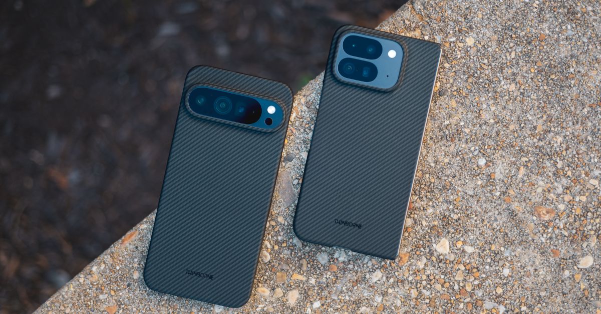 Google Pixel 10 Proのカーボン調ケースが机上に置かれている写真