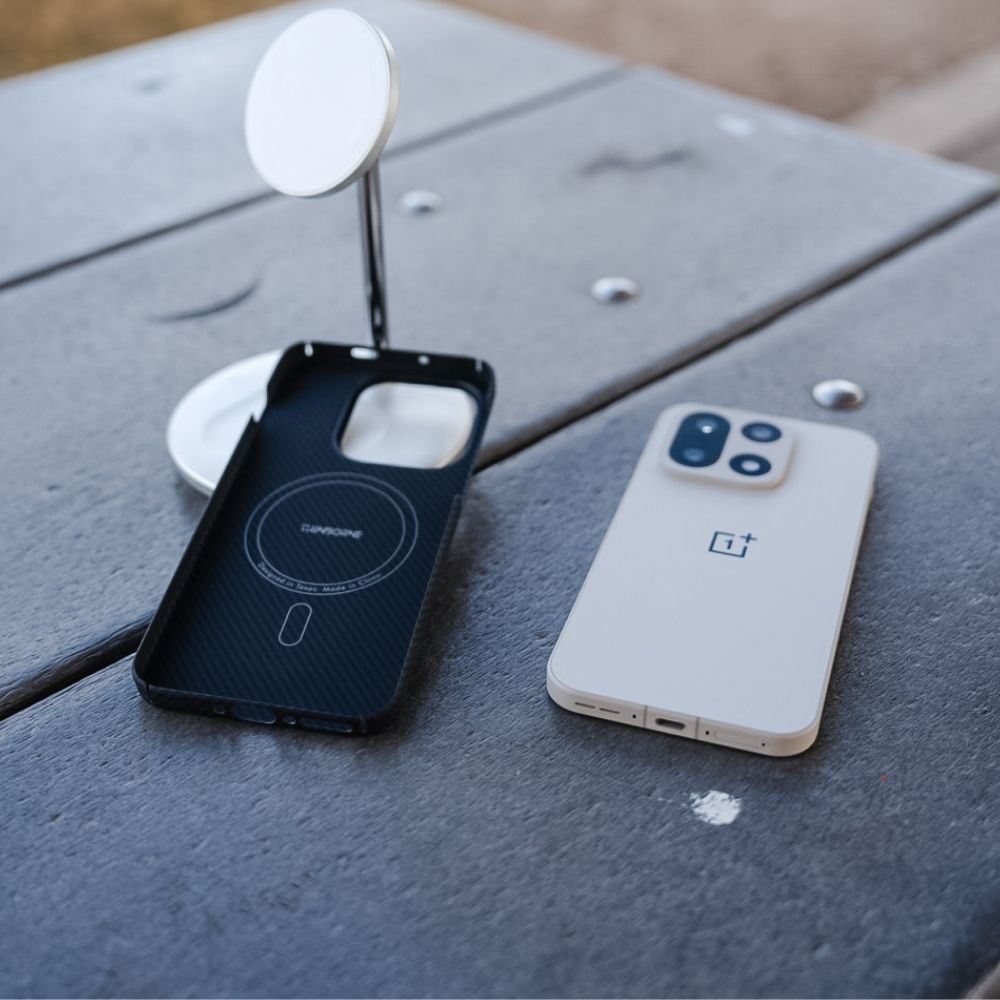 OnePlus 15 ケースの内部構造。ケース内側に内蔵されたMagSafe対応マグネットリングと「THINBORNE」のブランドロゴ。横には未装着のOnePlus 15本体。
