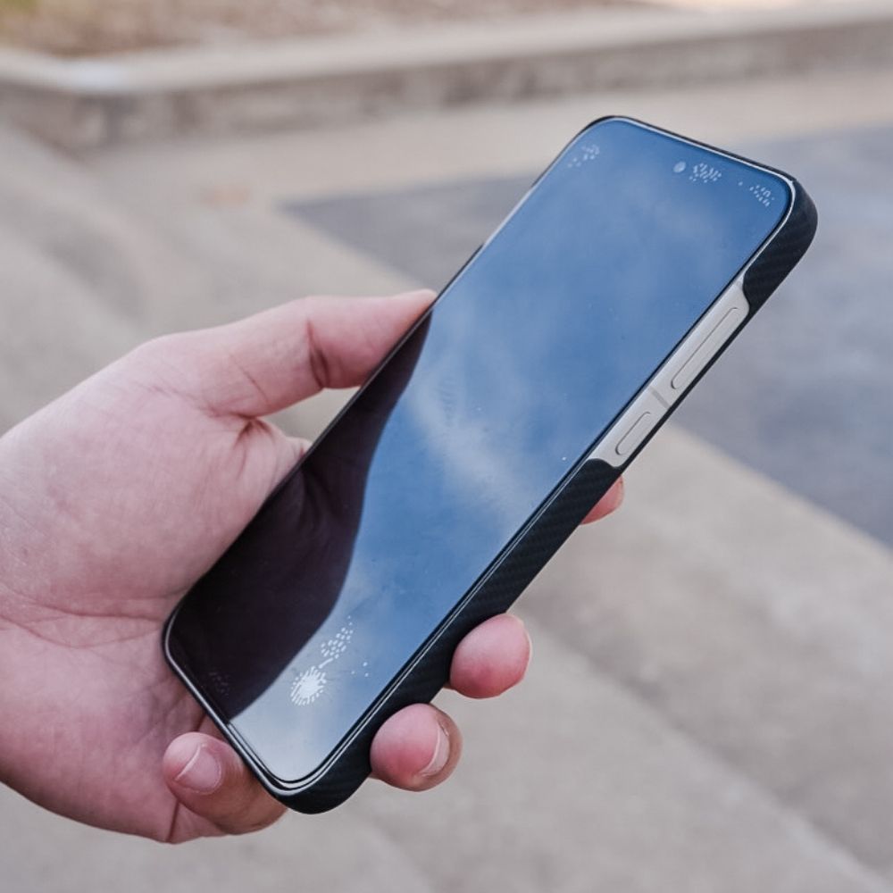 OnePlus 15 ケースの側面デザイン。電源ボタンや音量ボタン周りの精密なカット加工と、液晶画面の縁まで保護しつつ操作性を損なわない薄型設計の接写画像。
