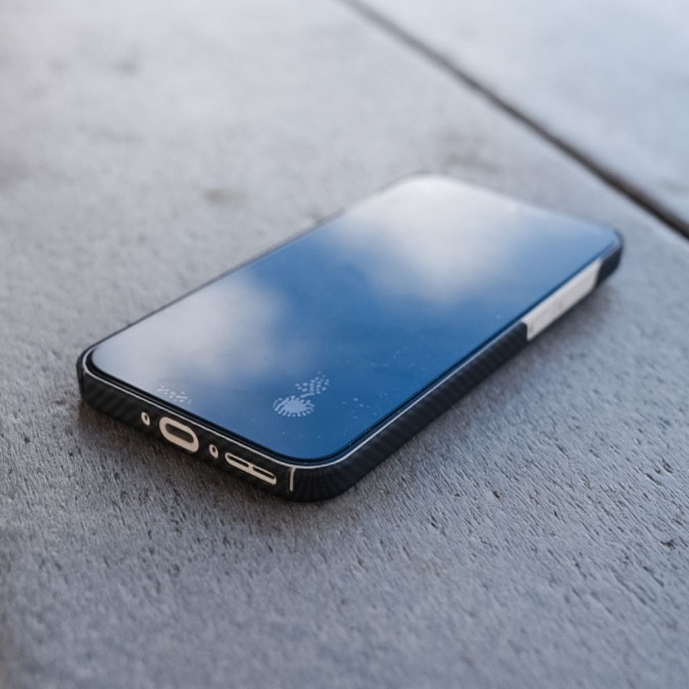 OnePlus 15 ケースの側面デザイン。電源ボタンや音量ボタン周りの精密なカット加工と、液晶画面の縁まで保護しつつ操作性を損なわない薄型設計の接写画像。