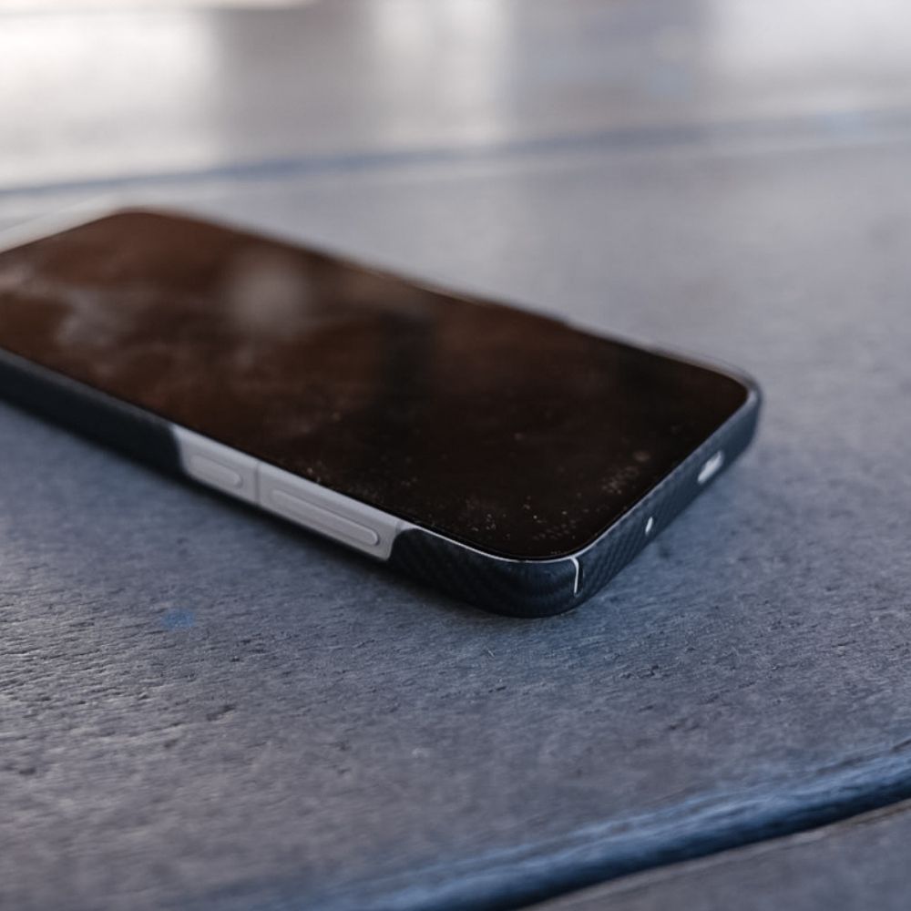 OnePlus 15 に装着されたアラミド繊維ケースを正面から見た状態。画面の端までスリムにカバーし、スマートフォンの美しさを維持しながら傷から守るミニマルなデザイン。