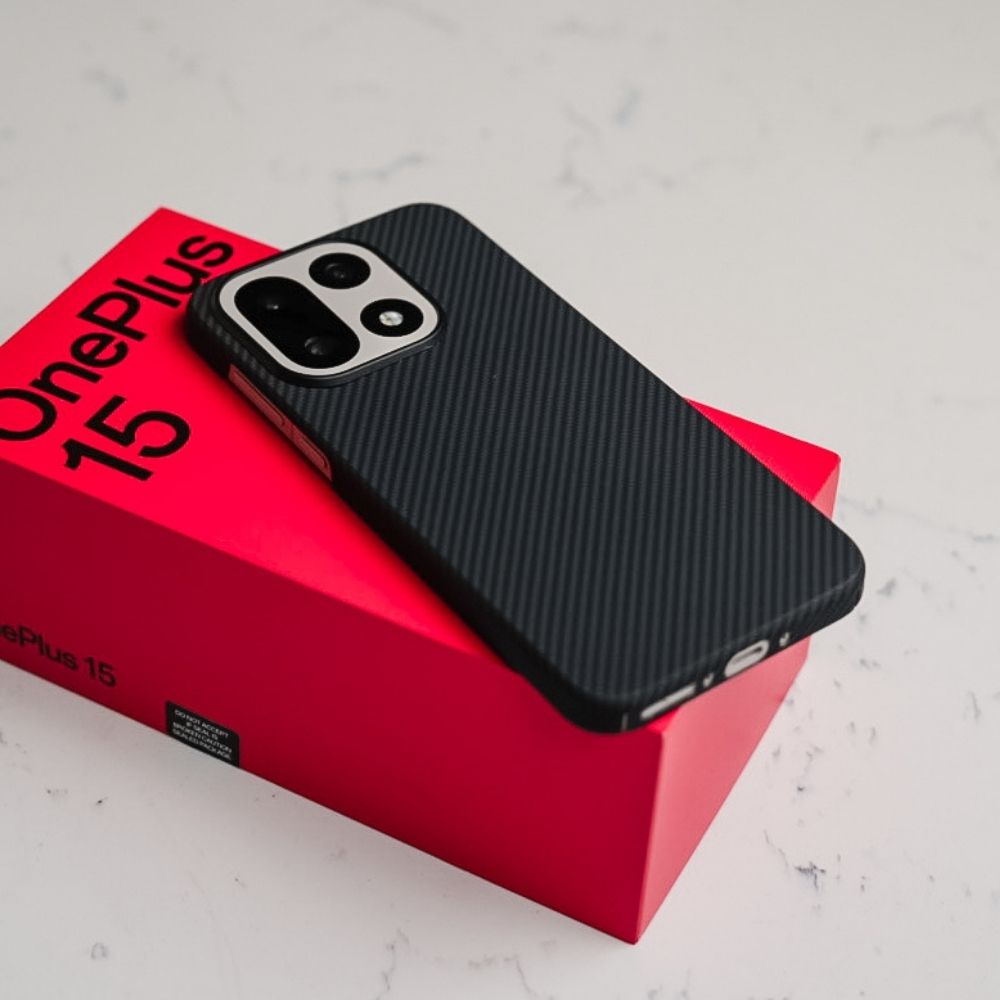OnePlus 15 に装着されたアラミド繊維ケースを正面から見た状態。画面の端までスリムにカバーし、スマートフォンの美しさを維持しながら傷から守るミニマルなデザイン。
