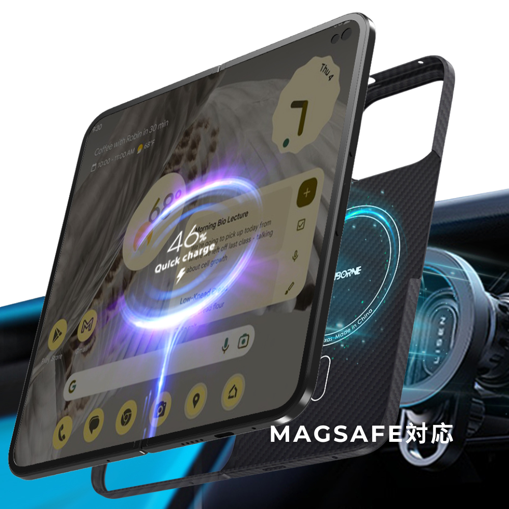 超薄型Pixel 10 Pro Foldケースを装着したスマホが、車載ホルダーでMagSafe充電されている様子。「MAGSAFE対応」を示すテキストと稲妻のマークが確認できます。