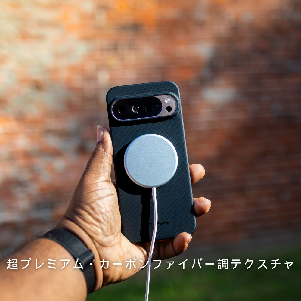 Google Pixel 10 Proの超薄型ケースを装着したスマホに、MagSafe対応のワイヤレス充電器を付けている様子。「超プレミアム・カーボンファイバー調テクスチャ」がはっきりとわかる写真です。
