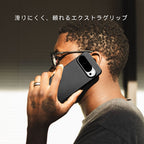 通話中の男性が、Google Pixel 10 Pro用ケースを手に持っている様子。ケースの「滑りにくく、頼れるエクストラグリップ」という特徴が伝わります。
