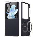 Galaxy Z Flip 7 用ケースのパーツ構成図。ネイビーのカーボンファイバーケース本体に加え、サブディスプレイ用の保護ガラスフィルム、内部に内蔵されたMagSafe用マグネットリングの構造を示す分解図。ブランド名「THINBORNE」のロゴ入り。
