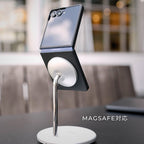 MagSafe対応のGalaxy Z Flip 7 ケースを、MagSafe対応の充電スタンドに付けている写真。


