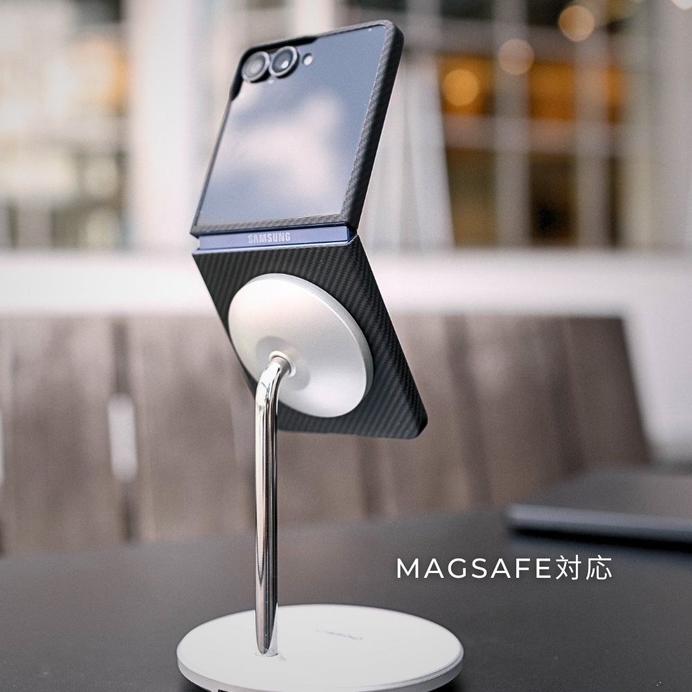 MagSafe対応のGalaxy Z Flip 7 ケースを、MagSafe対応の充電スタンドに付けている写真。


