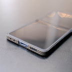 カーボンファイバー調のGalaxy Z Flip 7 ケースを装着したスマートフォンの下部。充電ポートやスピーカーの穴が精巧にカットされている。