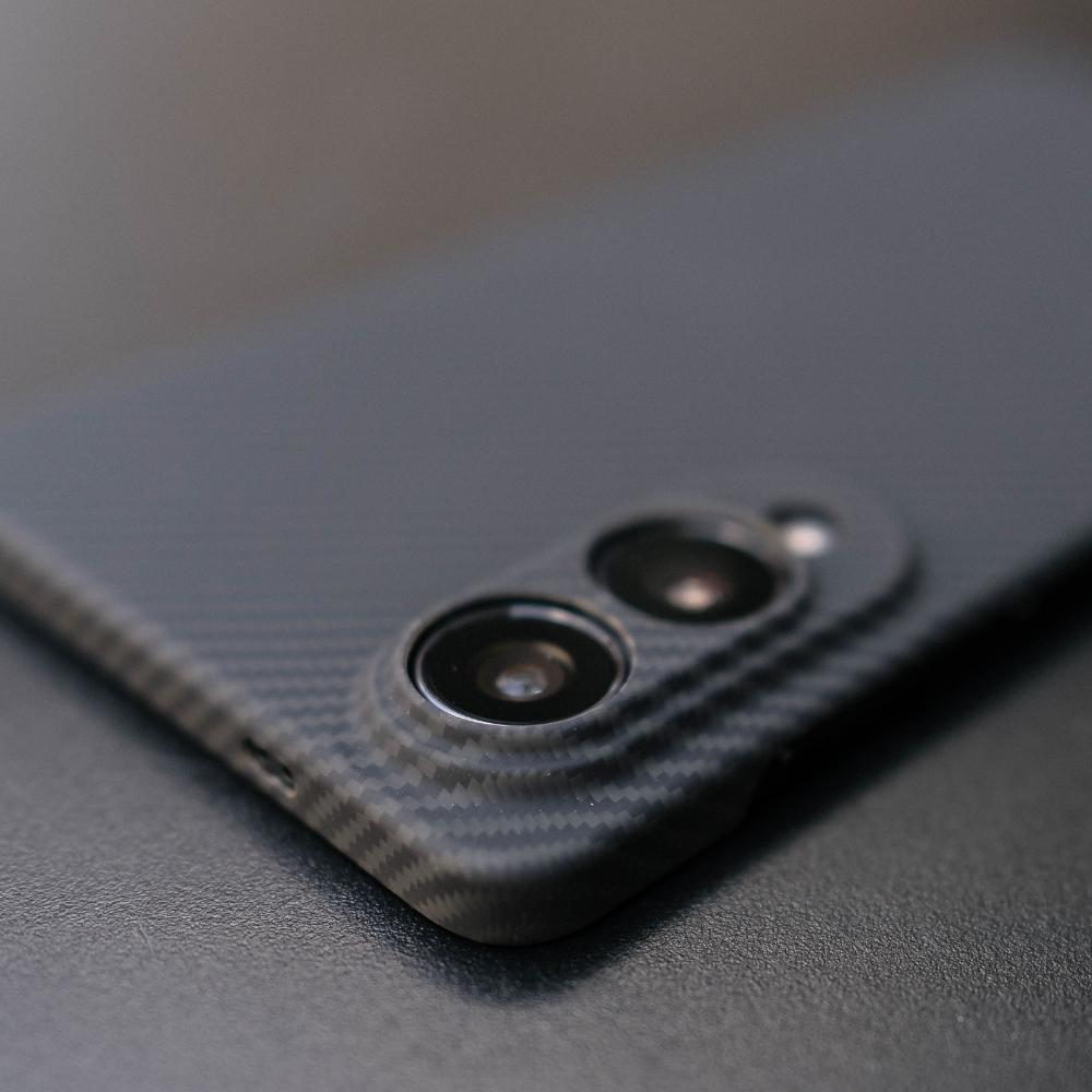 黒いカーボン調のSamsung Galaxy S25 Edge ケースを装着したスマホの背面、特にカメラ周りをクローズアップした写真。