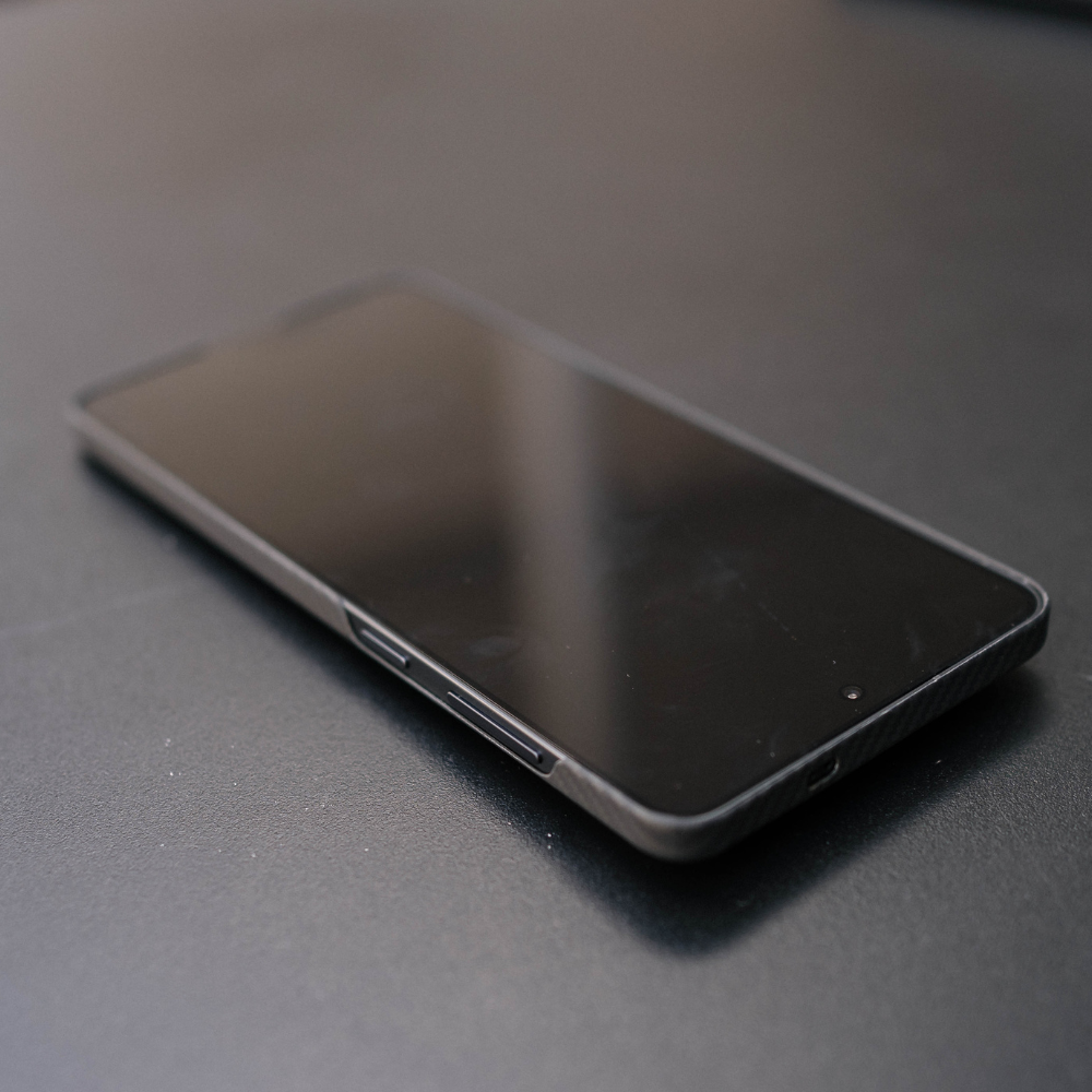 Samsung Galaxy S25 Edge ケースを装着したスマホの、側面とカメラ部分をクローズアップした画像です。