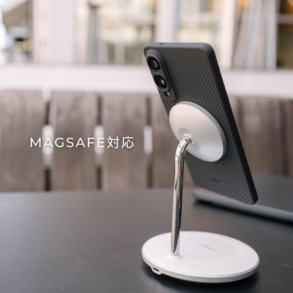 黒いカーボン調のSamsung Galaxy S25 Edge ケースを装着したスマホを、MagSafe対応の白いスタンドに立てかけている写真。横に「MAGSAFE対応」と書かれています。