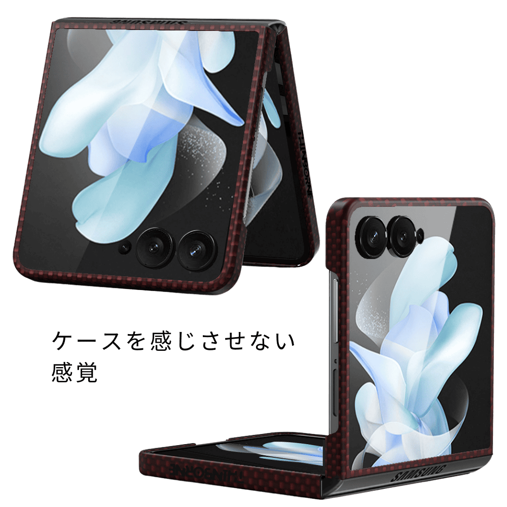 深紅のSamsung Galaxy Z Flip 7 アラミド繊維ケースの細部クローズアップ。カメラレンズやヒンジ部分に完璧にフィットする設計と、「ケースを感じさせない感覚」というキャッチコピーが添えられています。
