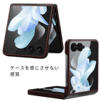 深紅のSamsung Galaxy Z Flip 8 アラミド繊維ケースの細部クローズアップ。カメラレンズやヒンジ部分に完璧にフィットする設計と、「ケースを感じさせない感覚」というキャッチコピーが添えられています。
