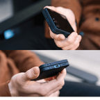 木目調のベンチの上に折りたたんで置かれた、ネイビーのケース付きGalaxy Z Flip 8。