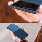 手に持ったブラックのカーボン風Galaxy Z Flip 8用ケースのクローズアップと全体像。