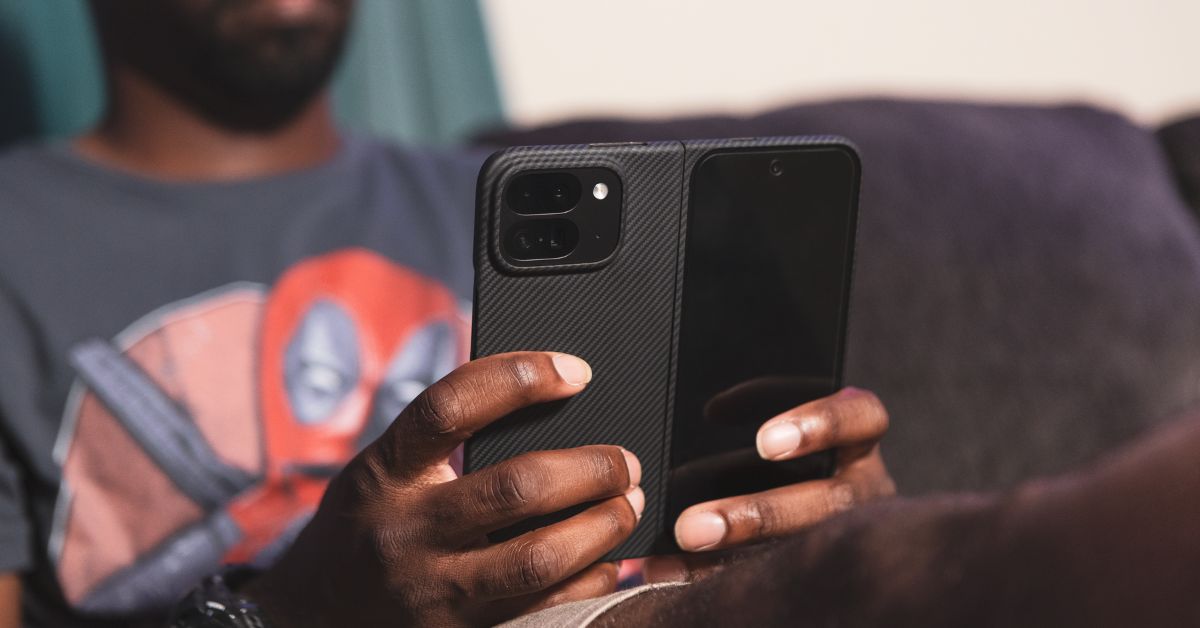 黒いカーボン調ケースを装着したZ Foldスマートフォンを持つ人
