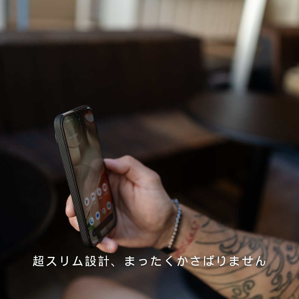 Google Pixel 10 ケースを装着したスマホを横から見た写真。「超スリム設計、まったくかさばりません」というテキストが、薄くてかさばらないデザインを説明しています。