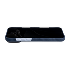 ネイビーのiPhone 18 Pro Max ケースの側面｜極薄デザインと精密なサイドボタン