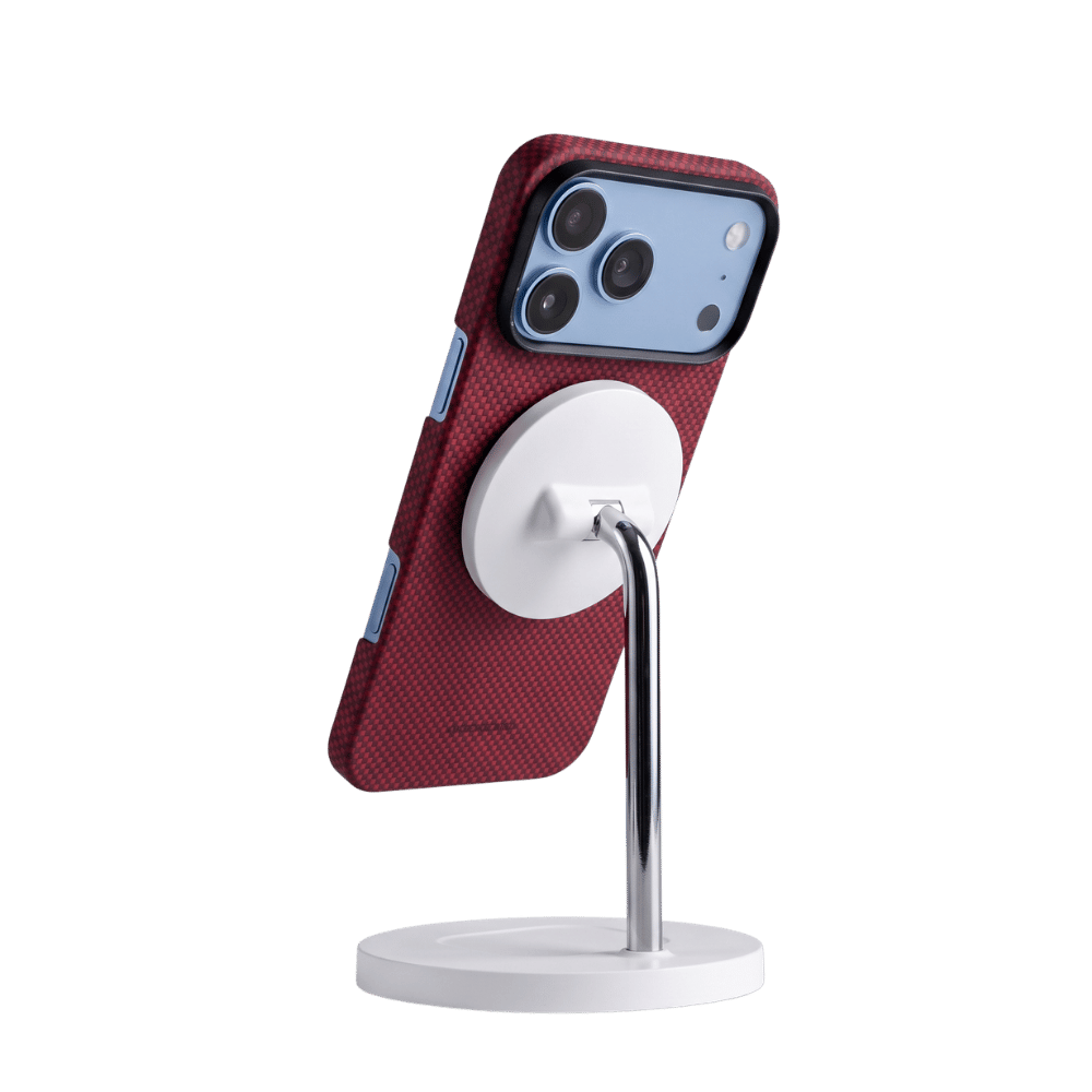 MagSafe対応のレッドiPhone 18 Pro ケース｜ワイヤレス充電スタンドに装着した状態