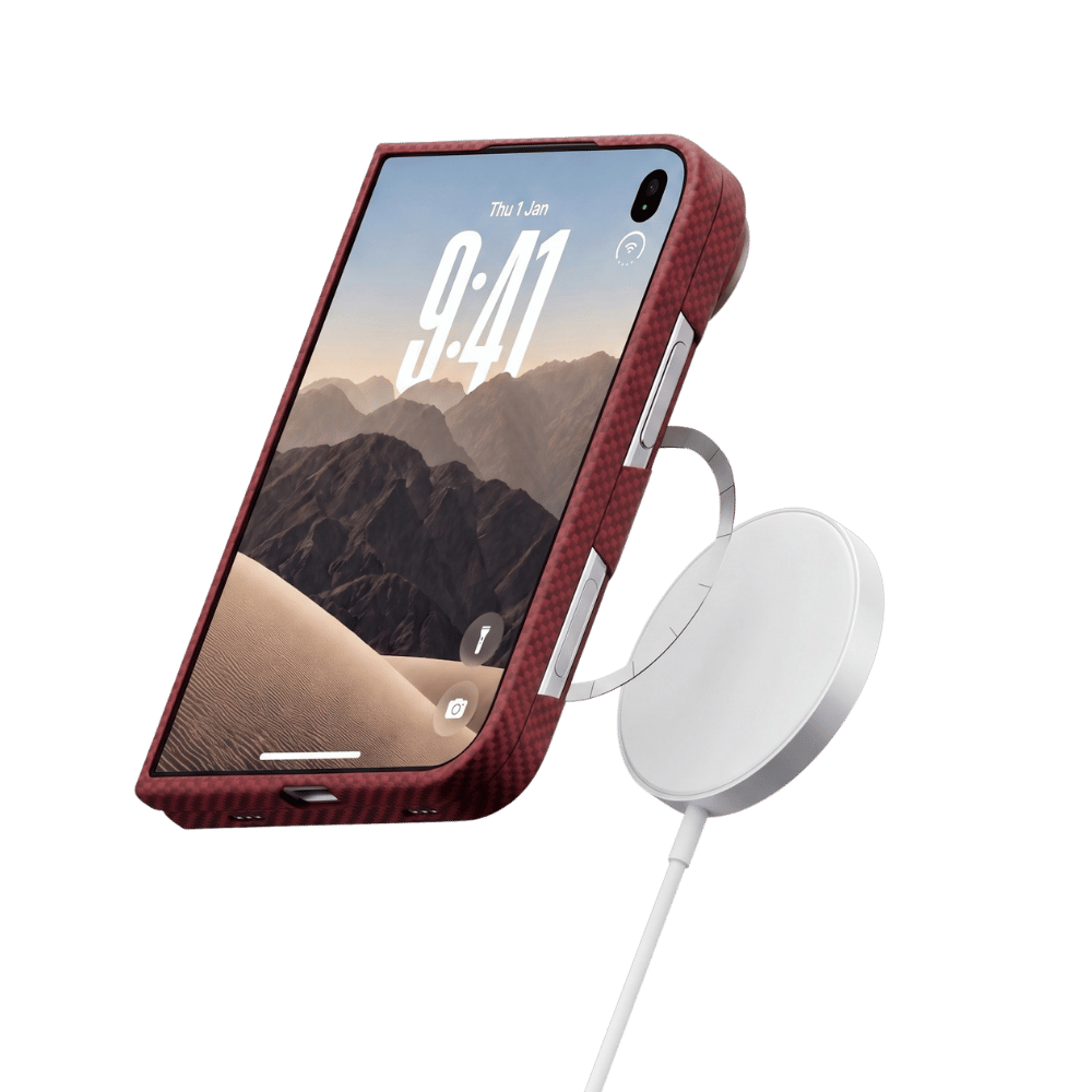 レッドのiPhone Duo ケースを装着し、MagSafe充電器でワイヤレス充電する様子