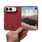 ThinborneのレッドのiPhone Duo ケースを装着した端末を手で持った正面画像