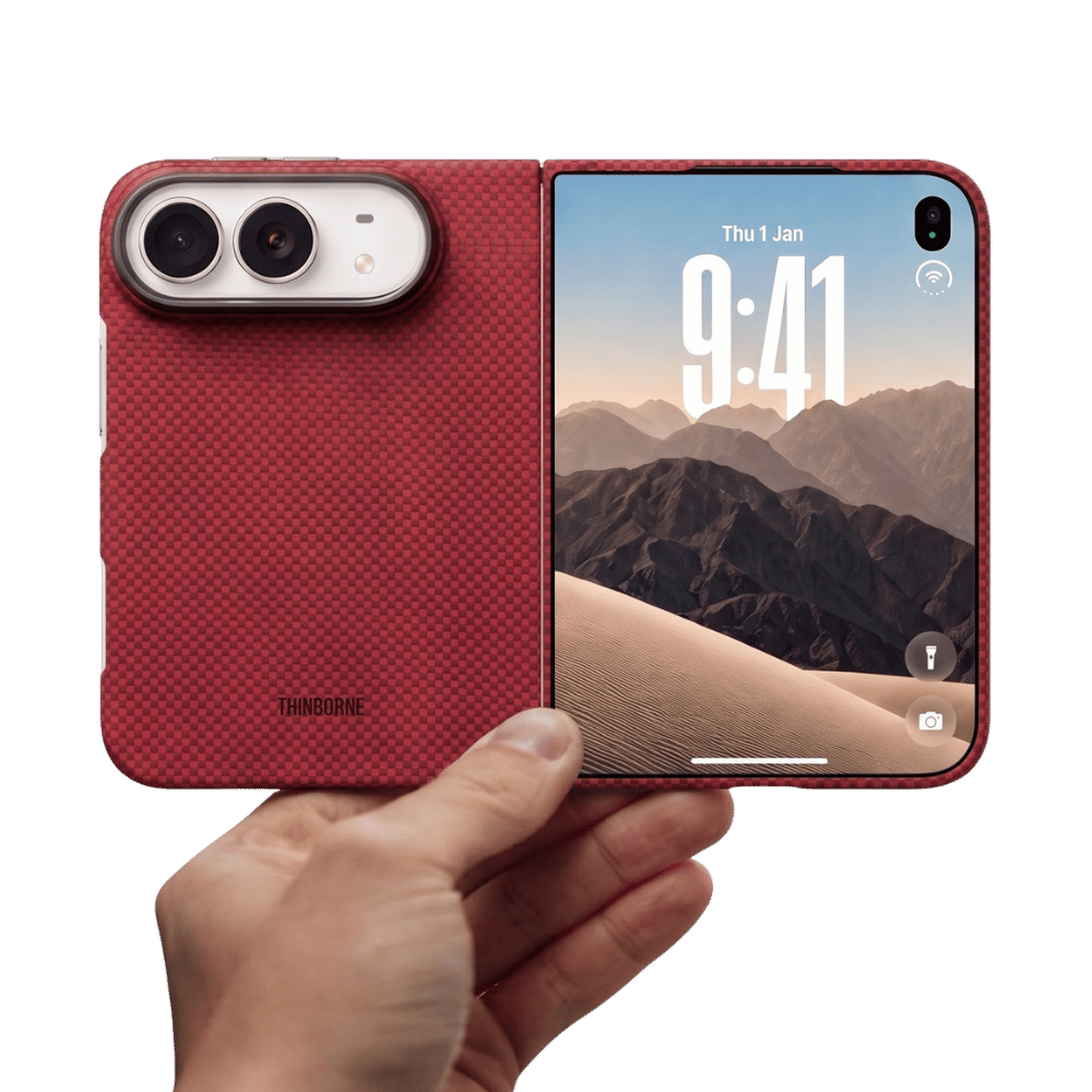 ThinborneのレッドのiPhone Duo ケースを装着した端末を手で持った正面画像