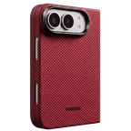 ThinborneのレッドのiPhone Duo ケースの背面とカメラ周りの保護デザイン