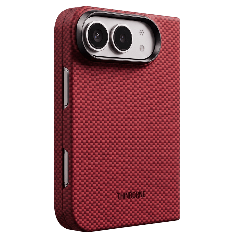 ThinborneのレッドのiPhone Duo ケースの背面とカメラ周りの保護デザイン