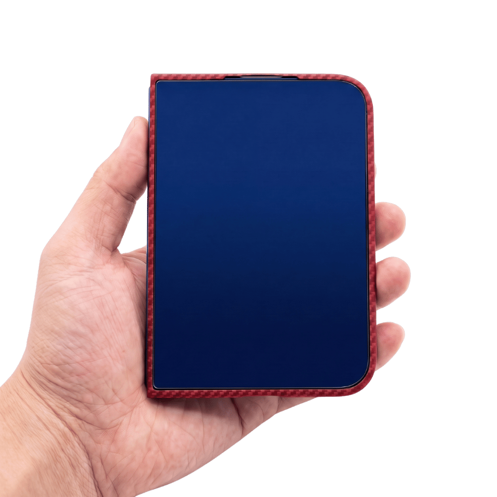 レッドのiPhone Duo ケースを手に持った状態で確認できる薄型デザイン