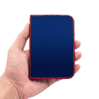 レッドのiPhone Duo ケースを手に持った状態で確認できる薄型デザイン