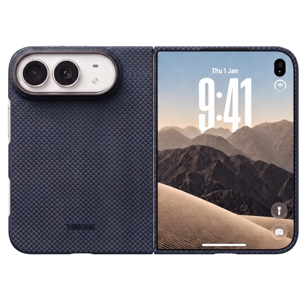 iPhone Duoケース ネイビーを開いた状態。背面のデュアルカメラ周りと、ケース装着のまま使える大画面ディスプレイ