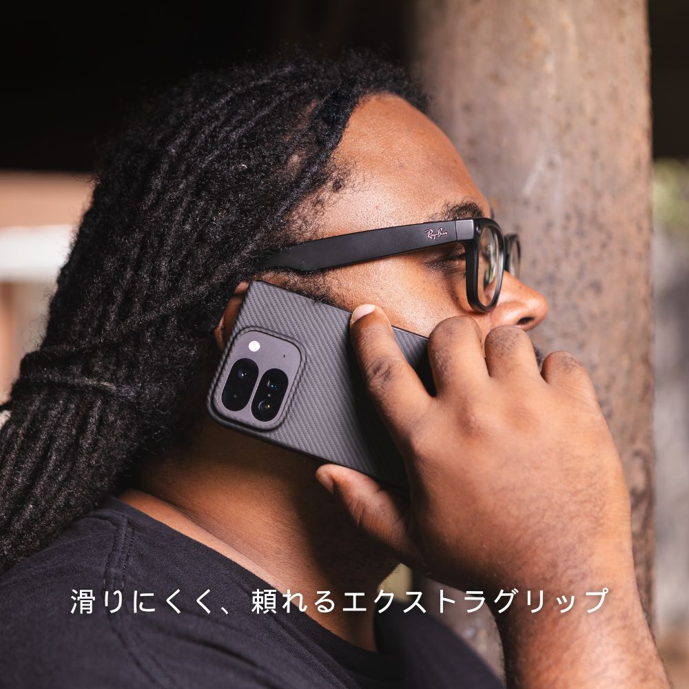 通話中の人物が、滑りにくい超薄型Pixel 10 Pro Foldケースを手にしている様子。ケースの「頼れるエクストラグリップ」が伝わる写真です