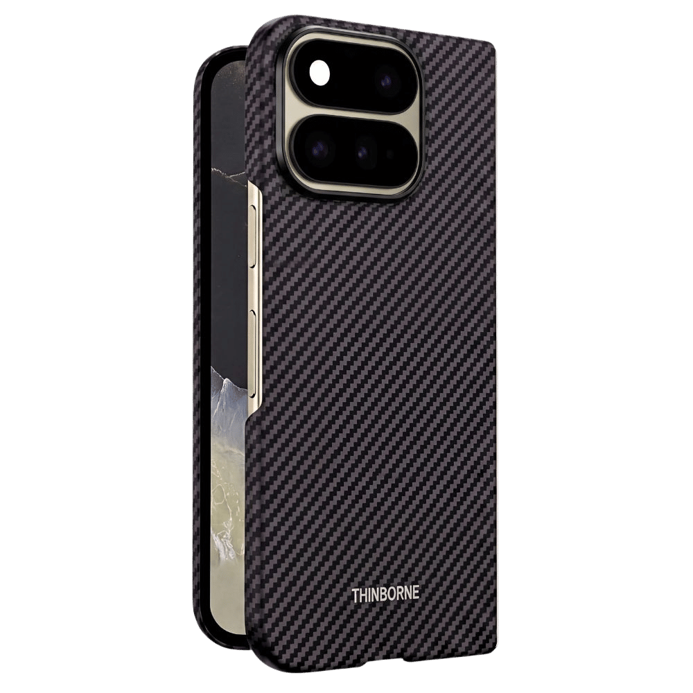 ヒンジ部とサイドボタンが見える Google Pixel 11 Pro Fold 用ブラックアラミド繊維製超薄型ケースの斜め背面ショット