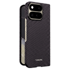 ヒンジ部とサイドボタンが見える Google Pixel 11 Pro Fold 用ブラックアラミド繊維製超薄型ケースの斜め背面ショット