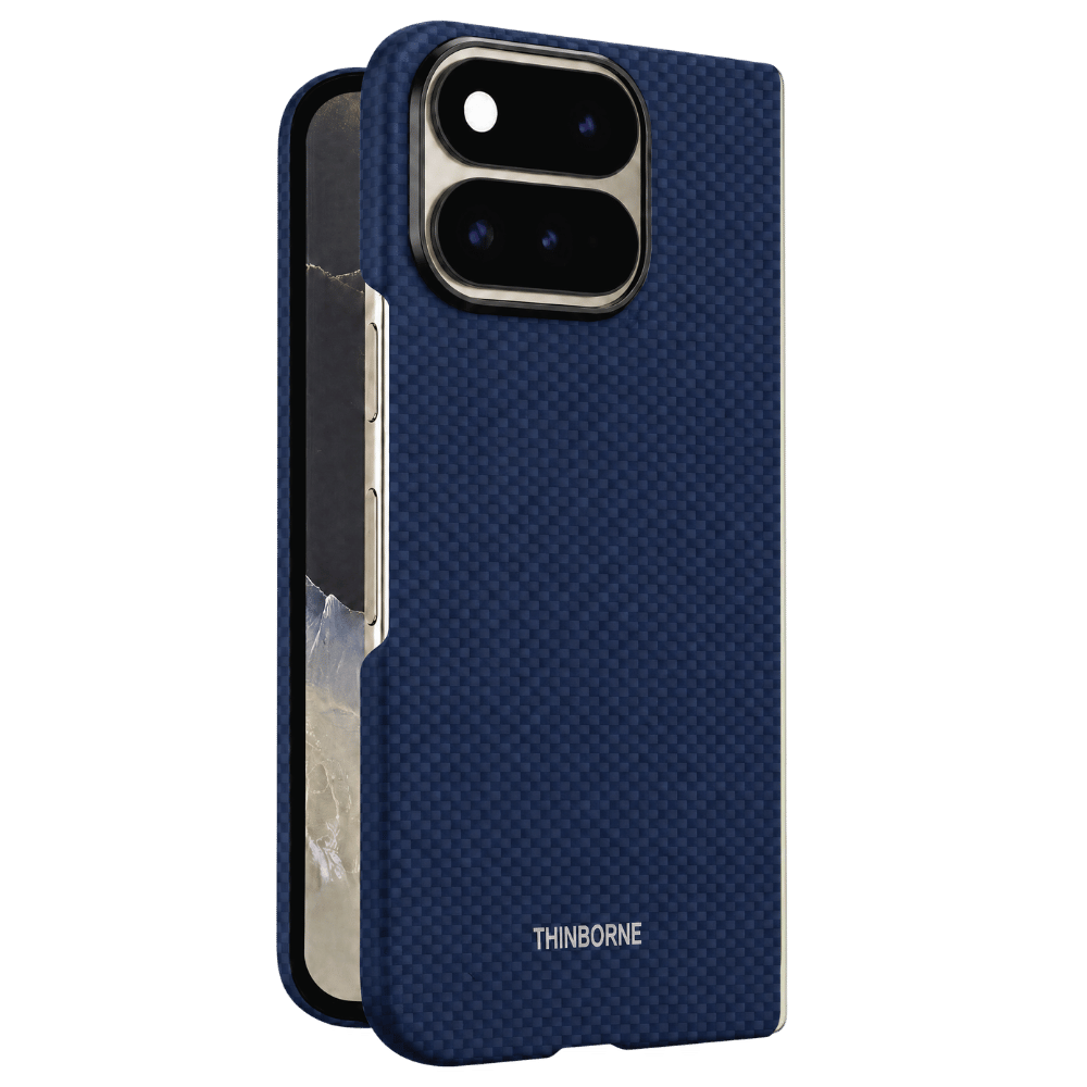 ヒンジ部とボタン周りを保護する Google Pixel 11 Pro Fold 用ネイビーブルーアラミド繊維製スリムケースの背面斜めアングル