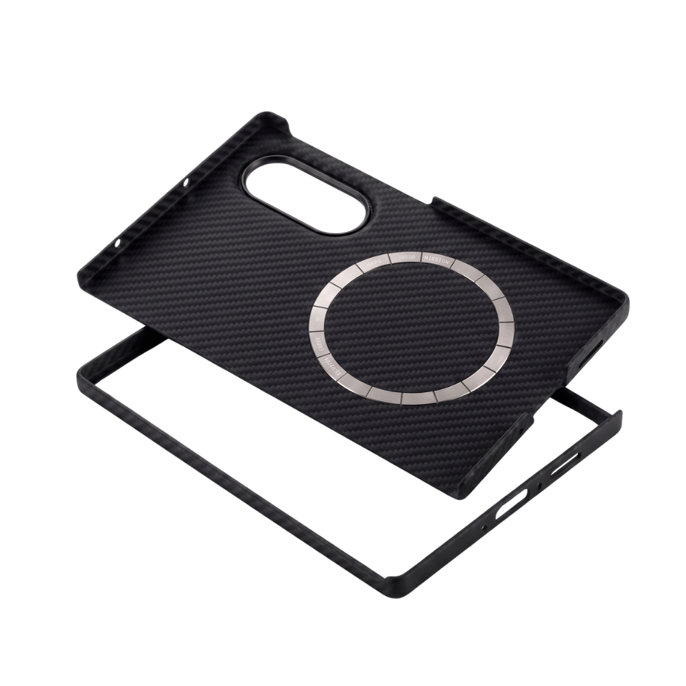 内側マグネットリングが見える Galaxy Z Fold 8 用ブラックカーボン調ケースの斜めショット